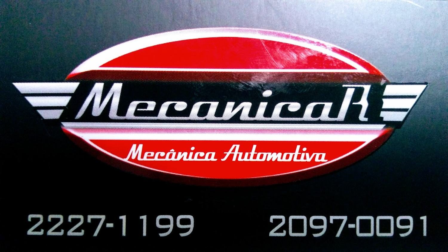 Logotipo cromado da Mecanicar Mecânica Automotiva, em vermelho e preto sobre placa escura, com os telefones 2227-1199 e 2097-0091 gravados embaixo.